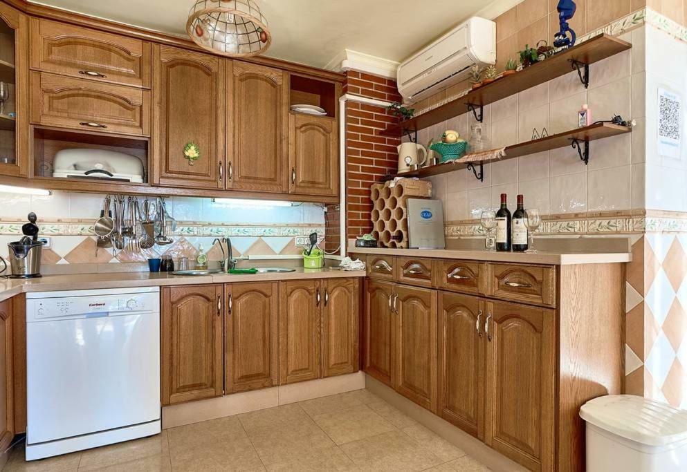 Casa De Sueno En La Playa Villa Адра Екстериор снимка