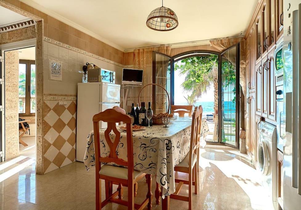 Casa De Sueno En La Playa Villa Адра Екстериор снимка